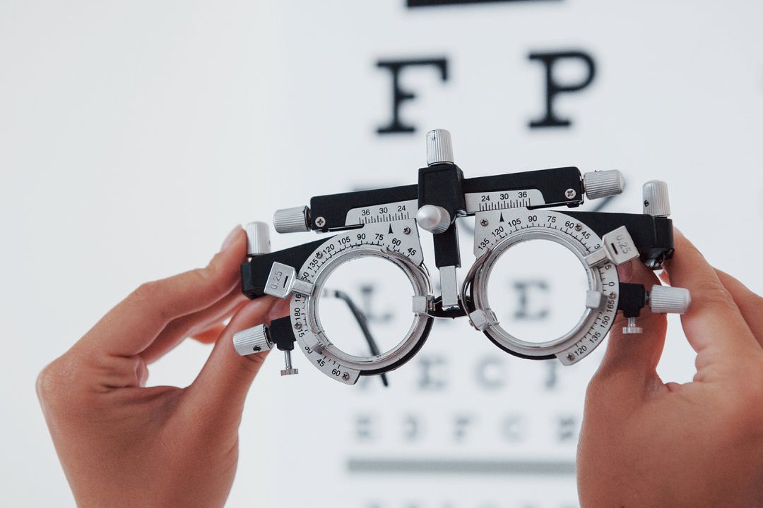 Óculos e teste para detetar o astigmatismo miópico