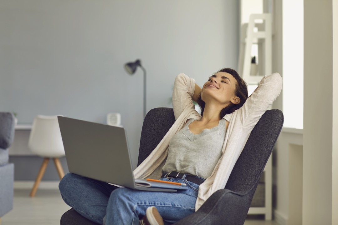 Mulher a fechar os olhos para descansar depois de olhar para o computador