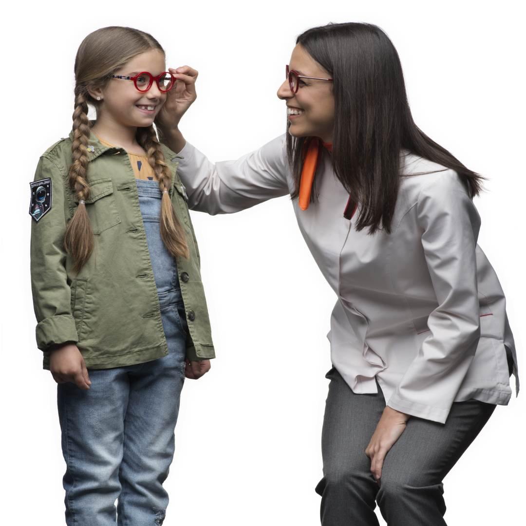 Ótica a colocar óculos numa menina