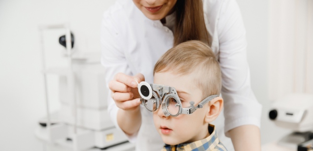 Hipermetropia infantil: causas e sintomas