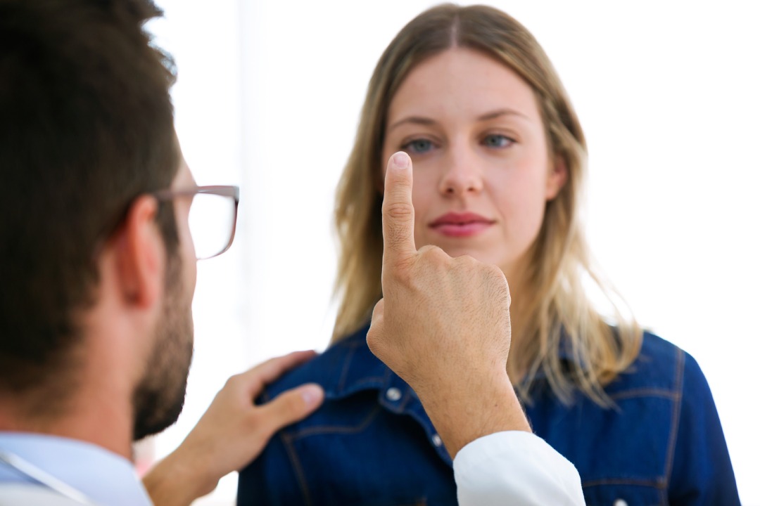Mulher a realizar terapia visual com um optometrista