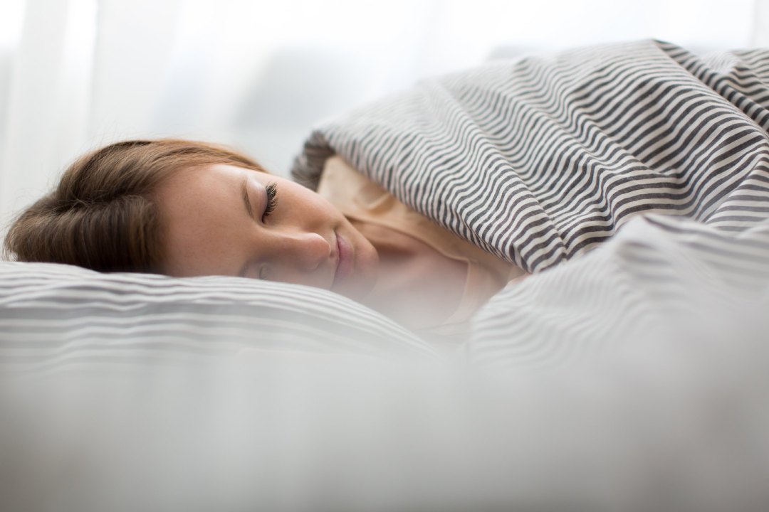 Mulher a dormir com lentes de contacto noturnas