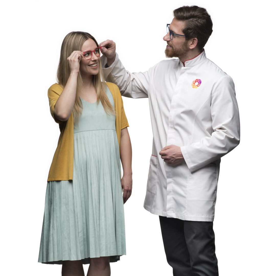 Ótico-optometrista a recomendar óculos para a presbiopia a uma mulher