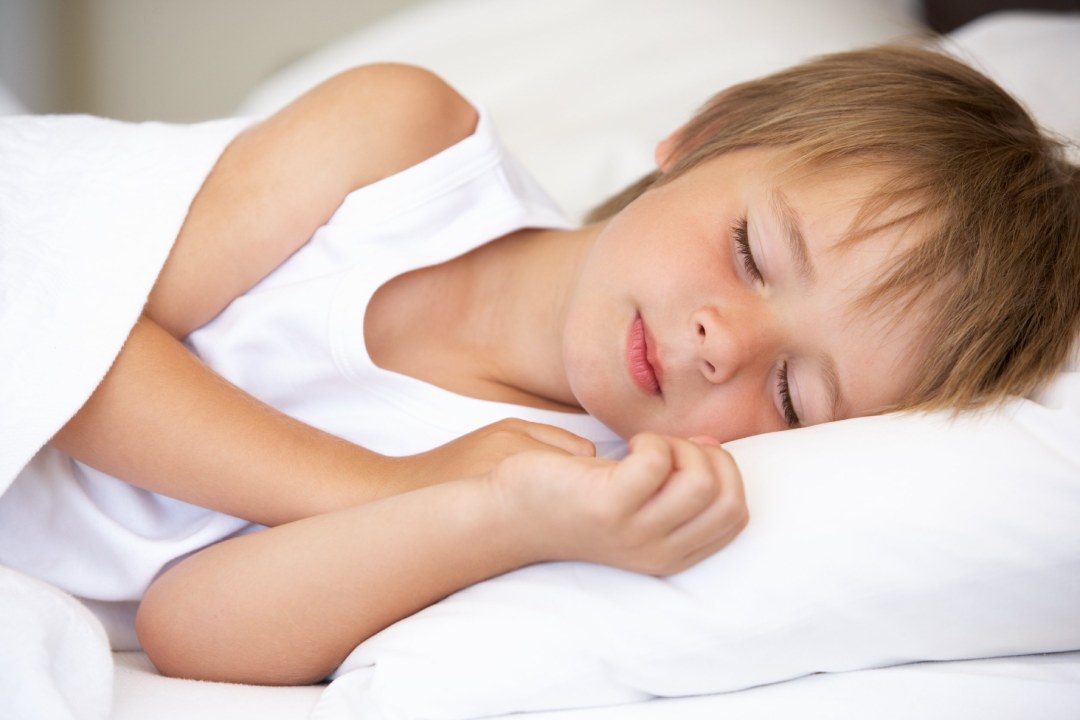 Criança a dormir com lentes de contacto de ortoqueratologia