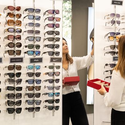 mulher a escolher &oacute;culos num expositor da Mais Optica