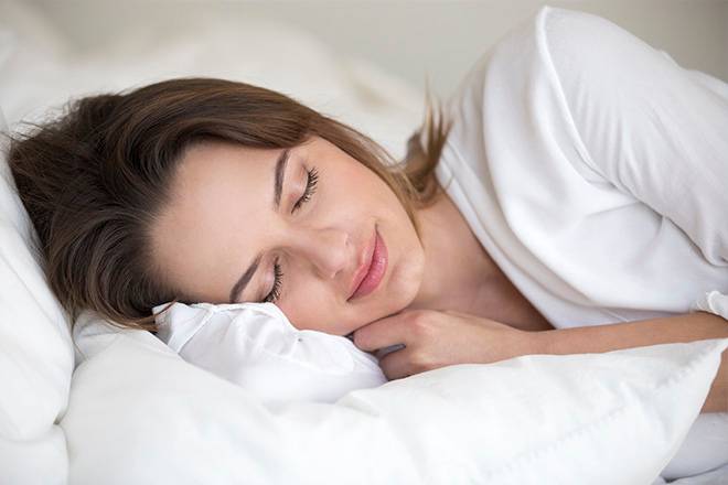 Mulher a dormir com lentes de contacto noturnas
