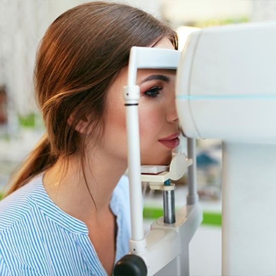 Mulher a quem estão a realizar uma tonometria