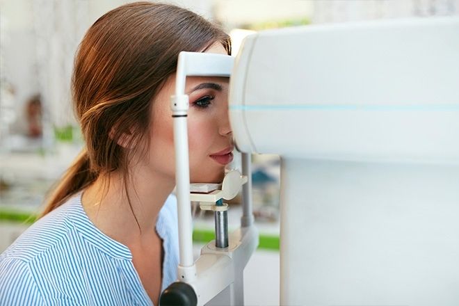Mulher a quem estão a realizar uma tonometria