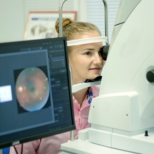 Mulher durante um exame para medir a tensão ocular