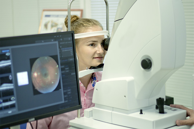 Mulher durante um exame para medir a tensão ocular