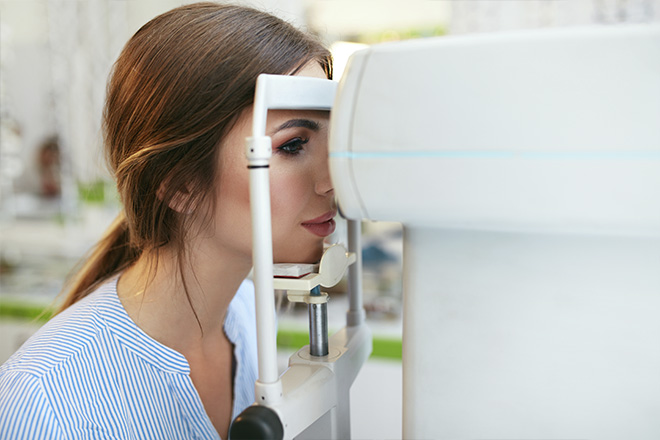 Mulher a ser submetida a um teste de tonometria